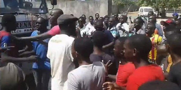 Mbacké : les partisans du Oui et ceux du NON se donnent en spectacle au centre de vote Cheikh Anta Mbacké : les partisans du Oui et ceux du NON se donnent en spectacle au centre de vote Cheikh Anta