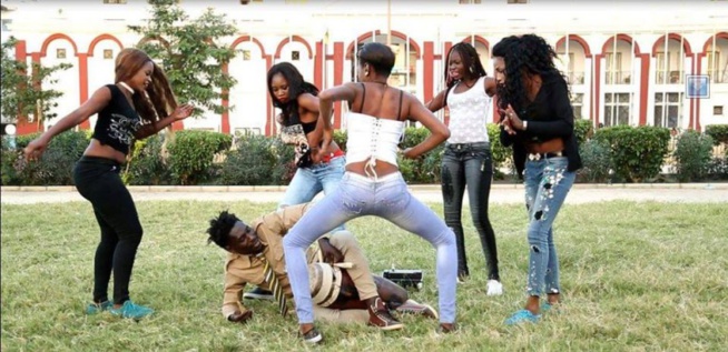 Le nouveau clip de Pape Thiopet : les images en exclusivité Le nouveau clip de Pape Thiopet : les images en exclusivité