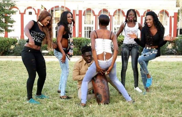 Le nouveau clip de Pape Thiopet : les images en exclusivité Le nouveau clip de Pape Thiopet : les images en exclusivité