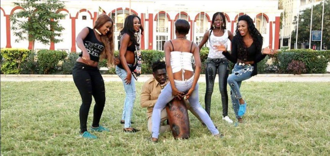 Le nouveau clip de Pape Thiopet : les images en exclusivité Le nouveau clip de Pape Thiopet : les images en exclusivité