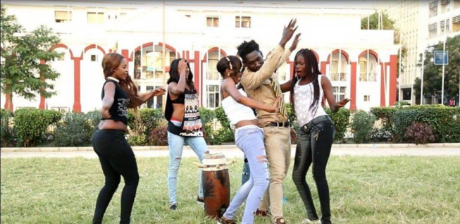 Le nouveau clip de Pape Thiopet : les images en exclusivité Le nouveau clip de Pape Thiopet : les images en exclusivité