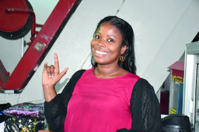 Langue des signes : Aïssatou Sall, la voix silencieuse des grandes cérémonies nationales et son combat passionné pour les malentendants Langue des signes : Aïssatou Sall, la voix silencieuse des grandes cérémonies nationales et son combat passionné pour les malentendants