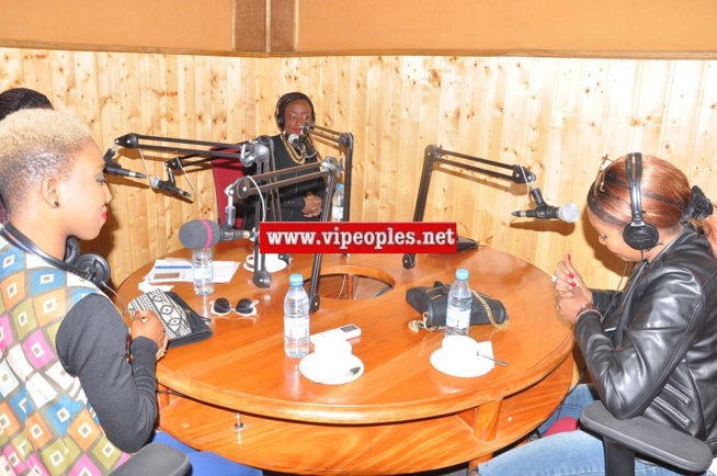 Le groupe Safari: Khadija, Maria et Ndeffa sur les ondes de la FEM FM de la diva Coumba Gawlo. Le groupe Safari: Khadija, Maria et Ndeffa sur les ondes de la FEM FM de la diva Coumba Gawlo.