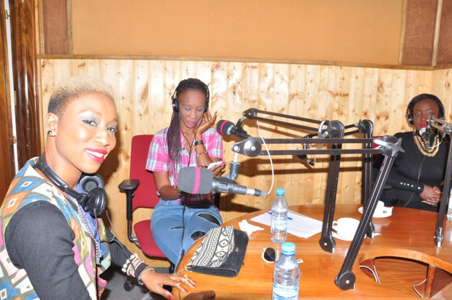 Le groupe Safari: Khadija, Maria et Ndeffa sur les ondes de la FEM FM de la diva Coumba Gawlo. Le groupe Safari: Khadija, Maria et Ndeffa sur les ondes de la FEM FM de la diva Coumba Gawlo.