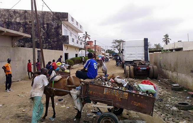 Grand-Yoff : Un bébé abandonné découvert vivant dans un tas d’ordures, la police ouvre une enquête Grand-Yoff : Un bébé abandonné découvert vivant dans un tas d’ordures, la police ouvre une enquête