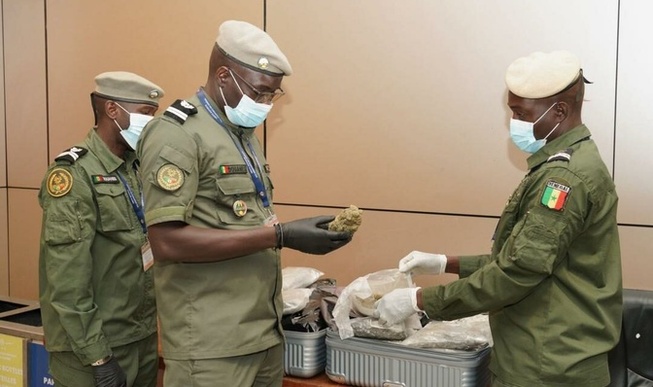 Nouvelle saisie de haschich à l’AIBD : La Douane démantèle un réseau de trafiquants Nouvelle saisie de haschich à l’AIBD : La Douane démantèle un réseau de trafiquants