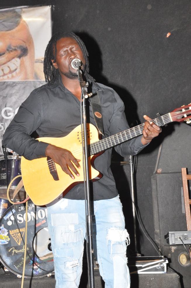 Yoro Ndiaye au just 4u c'est l'ambiance acoustique qui règne. Yoro Ndiaye au just 4u c'est l'ambiance acoustique qui règne.