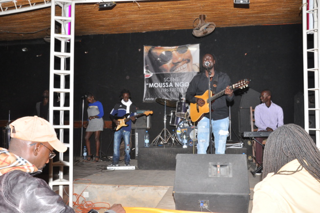 Yoro Ndiaye au just 4u c'est l'ambiance acoustique qui règne. Yoro Ndiaye au just 4u c'est l'ambiance acoustique qui règne.