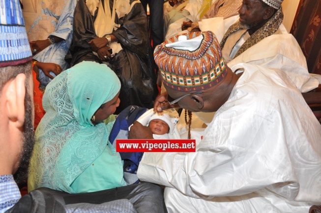 En exclusivité: Les images du baptême du fils de Moustapha Cissé le jeune marabout "Niasséne" aux HLM. En exclusivité: Les images du baptême du fils de Moustapha Cissé le jeune marabout "Niasséne" aux HLM.