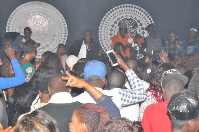 PAQUES: Pape Diouf au Baramundi c'est le triomphe de la musique avec Packo Prod. Regardez PAQUES: Pape Diouf au Baramundi c'est le triomphe de la musique avec Packo Prod. Regardez