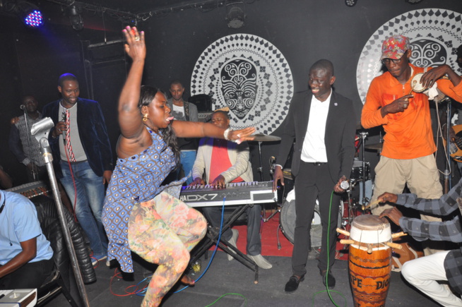 PAQUES: Pape Diouf au Baramundi c'est le triomphe de la musique avec Packo Prod. Regardez PAQUES: Pape Diouf au Baramundi c'est le triomphe de la musique avec Packo Prod. Regardez