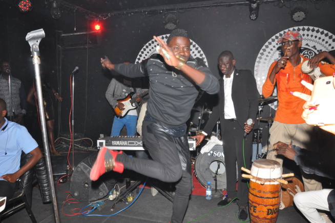 PAQUES: Pape Diouf au Baramundi c'est le triomphe de la musique avec Packo Prod. Regardez PAQUES: Pape Diouf au Baramundi c'est le triomphe de la musique avec Packo Prod. Regardez