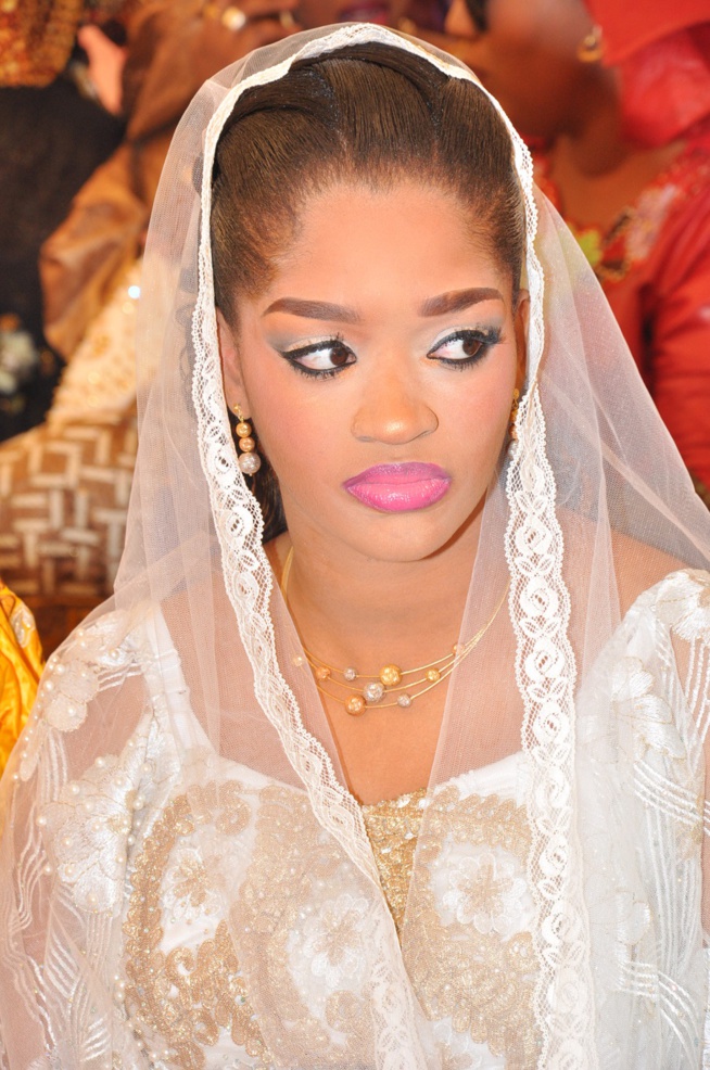 Voici la grande dame qui se cache derriére le jeune marabout "niasséne" Moustapha Cissé. Voici la grande dame qui se cache derriére le jeune marabout "niasséne" Moustapha Cissé.