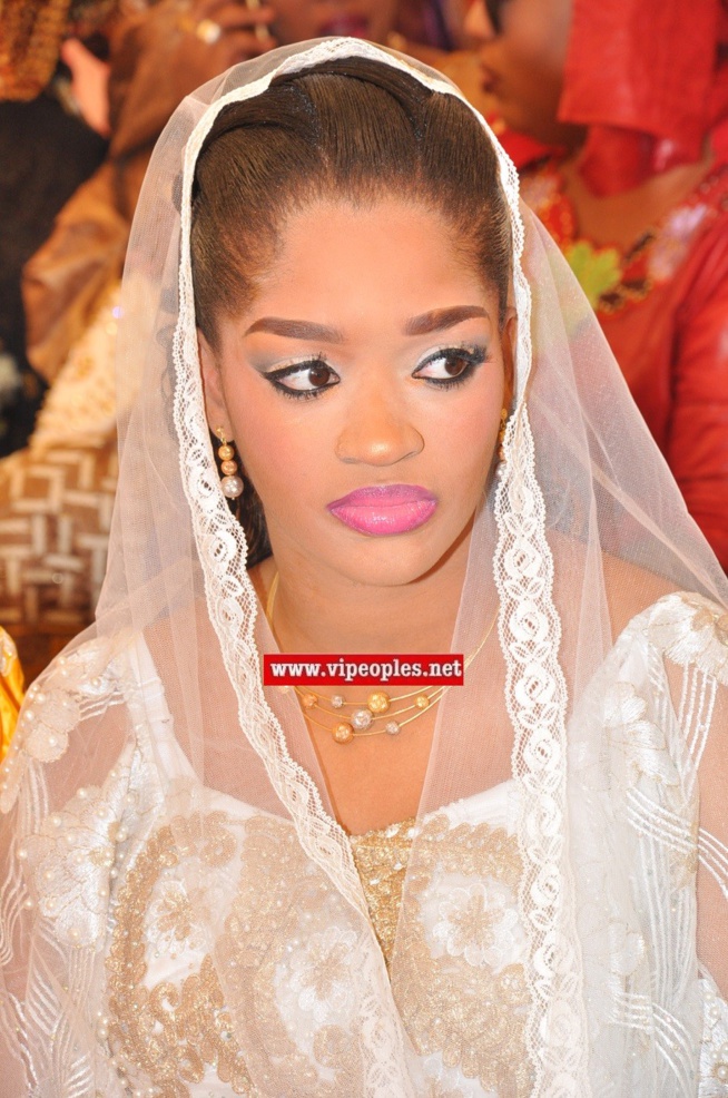 Voici la grande dame qui se cache derriére le jeune marabout "niasséne" Moustapha Cissé. Voici la grande dame qui se cache derriére le jeune marabout "niasséne" Moustapha Cissé.