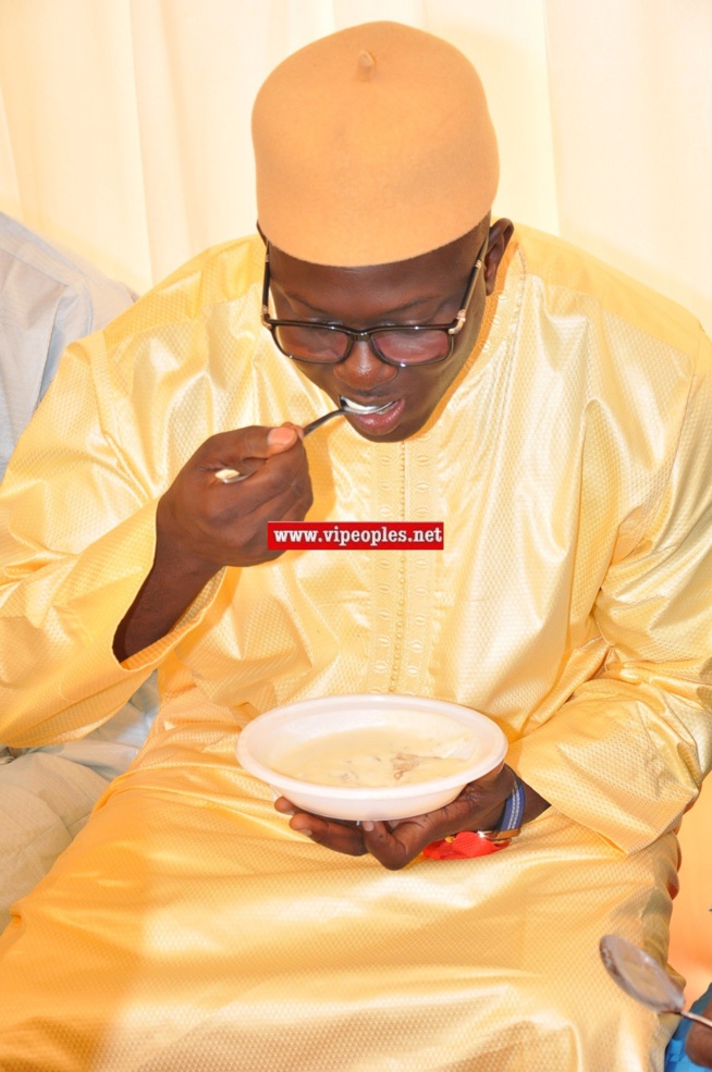 Baye Ndiaye le nouveau patron de AL BOURAKH EVENTS résistant face au plat de "Lakh".NO COMENT. Baye Ndiaye le nouveau patron de AL BOURAKH EVENTS résistant face au plat de "Lakh".NO COMENT.