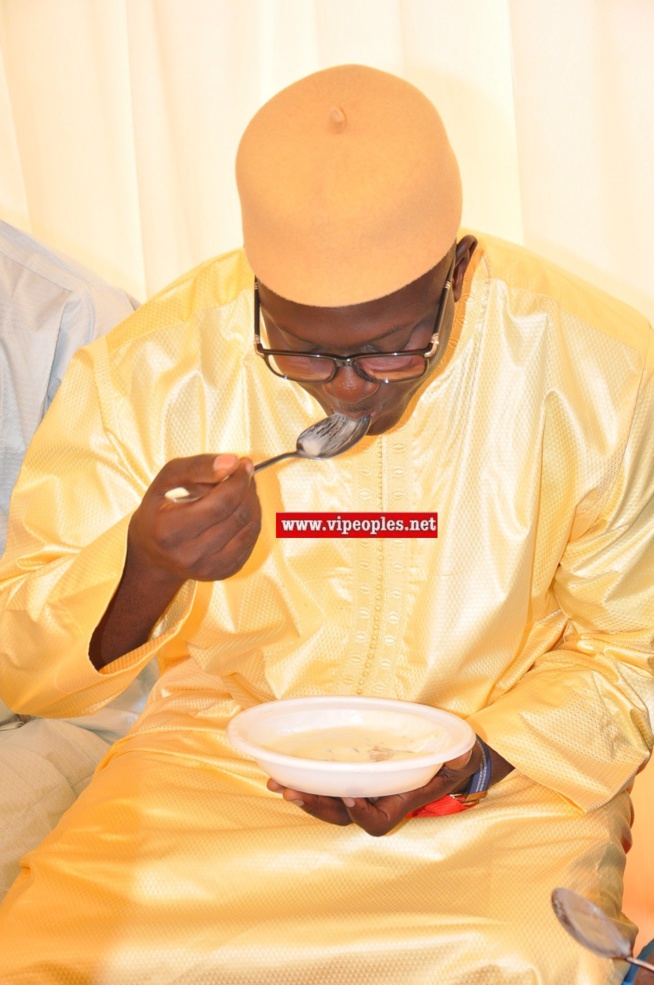 Baye Ndiaye le nouveau patron de AL BOURAKH EVENTS résistant face au plat de "Lakh".NO COMENT. Baye Ndiaye le nouveau patron de AL BOURAKH EVENTS résistant face au plat de "Lakh".NO COMENT.