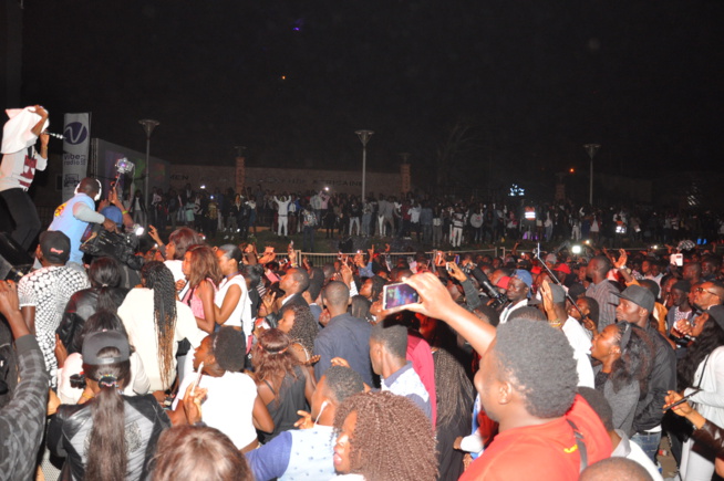 En images le concert du Nigérien WIZKID au monument de la renaissance. Regardez. En images le concert du Nigérien WIZKID au monument de la renaissance. Regardez.