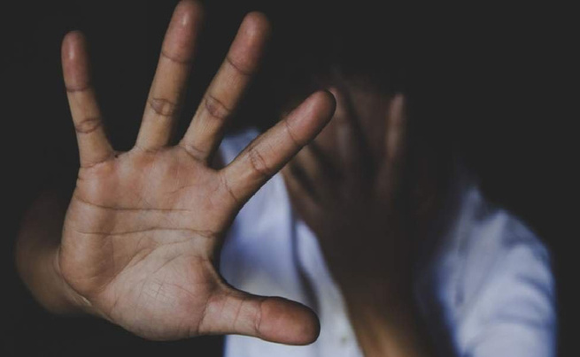 B. Sy, réparateur de téléphone, dans de beaux draps : Accusé par une gamine de 12 ans du nom d’I. Faye, de l'avoir abusée sexuellement à plusieurs reprises, il risque d'atterrir en chambre criminelle pour viol. B. Sy, réparateur de téléphone, dans de beaux draps : Accusé par une gamine de 12 ans du nom d’I. Faye, de l'avoir abusée sexuellement à plusieurs reprises, il risque d'atterrir en chambre criminelle pour viol.