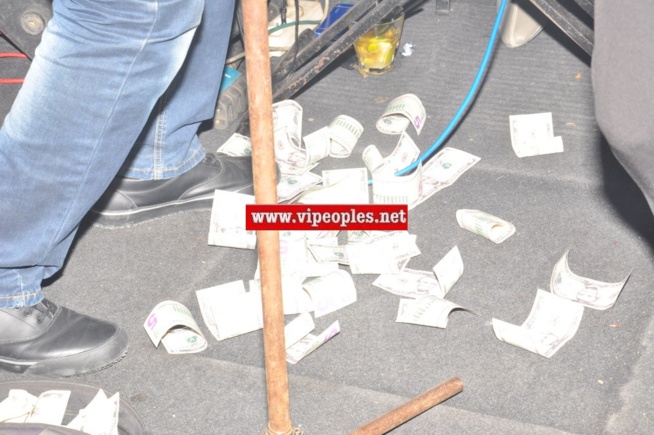 Bébé Séne arrose Pape Diouf de Dollar. Bébé Séne arrose Pape Diouf de Dollar.