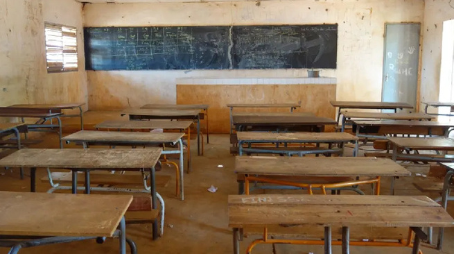 Sédhiou : des collégiens de Tankon manifestent pour réclamer des professeurs et barrent une route