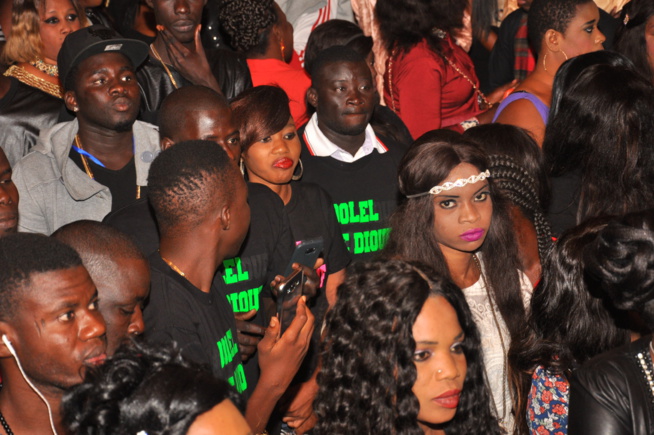 Soirée Fans Club: Pape Diouf pimente et explose la scéne du Ravin. Soirée Fans Club: Pape Diouf pimente et explose la scéne du Ravin.