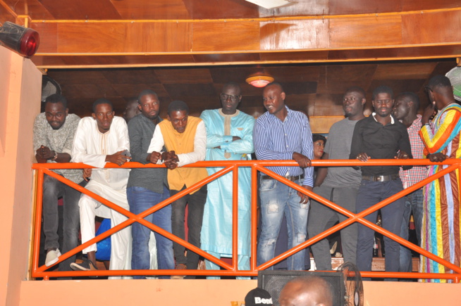 Soirée Fans Club: Pape Diouf pimente et explose la scéne du Ravin. Soirée Fans Club: Pape Diouf pimente et explose la scéne du Ravin.