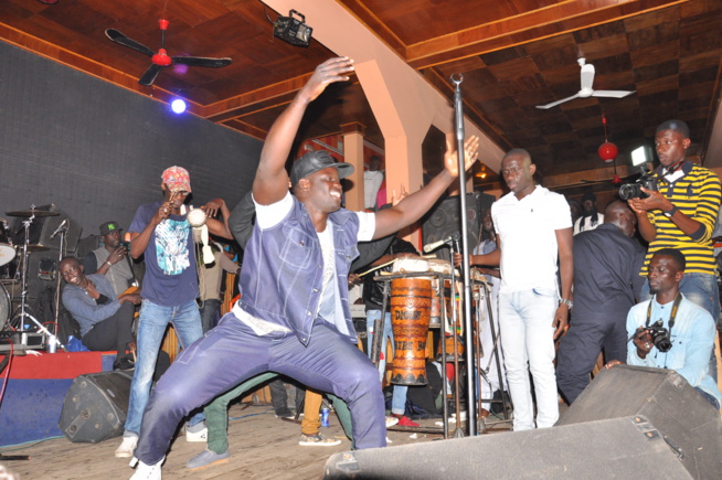 Soirée Fans Club: Pape Diouf pimente et explose la scéne du Ravin. Soirée Fans Club: Pape Diouf pimente et explose la scéne du Ravin.