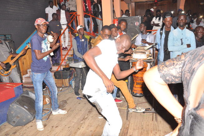 Soirée Fans Club: Pape Diouf pimente et explose la scéne du Ravin. Soirée Fans Club: Pape Diouf pimente et explose la scéne du Ravin.