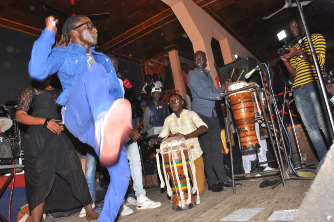 Soirée Fans Club: Pape Diouf pimente et explose la scéne du Ravin. Soirée Fans Club: Pape Diouf pimente et explose la scéne du Ravin.