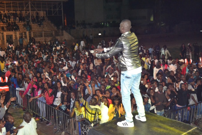 Tournée nationale: Pape Diouf le nouveau chouchou des Thiésssois remplit le stade Maniang Soumaré. Tournée nationale: Pape Diouf le nouveau chouchou des Thiésssois remplit le stade Maniang Soumaré.