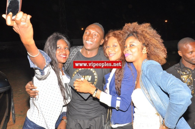 Le chanteur Gambien Bay Babou, nouveau chouchou des jeunes filles de la cité du rail. Le chanteur Gambien Bay Babou, nouveau chouchou des jeunes filles de la cité du rail.