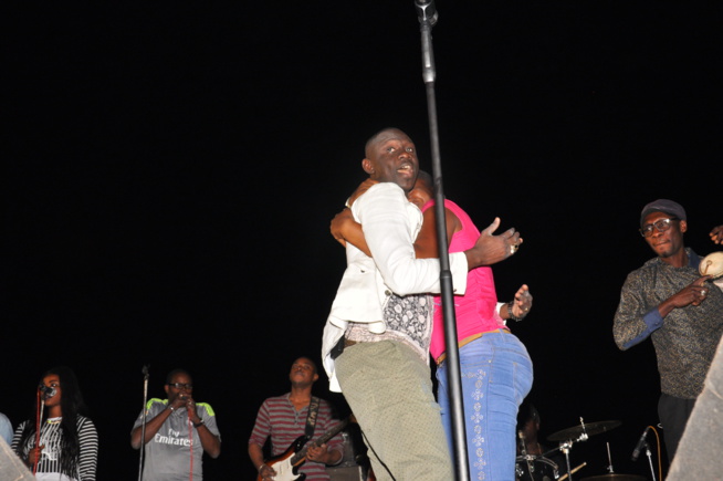 TAMBACOUNDA: Cette Fans incontournable saute sur son idole Pape Diouf et tombe dans le coma. TAMBACOUNDA: Cette Fans incontournable saute sur son idole Pape Diouf et tombe dans le coma.