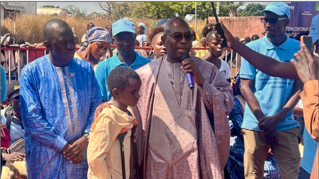 Moustapha Guirassy promet un accompagnement complet au jeune élève amputé mais premier de sa classe à Kédougou Moustapha Guirassy promet un accompagnement complet au jeune élève amputé mais premier de sa classe à Kédougou