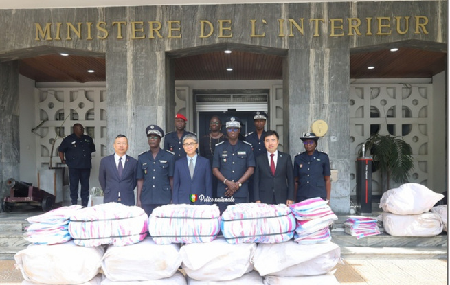 L’Inspecteur Général de Police Mame Seydou NDOUR, DG de la Police nationale a reçu en audience, Son Excellence M. LI ZHIGANG, Ambassadeur de la République populaire de Chine, ce mercredi L’Inspecteur Général de Police Mame Seydou NDOUR, DG de la Police nationale a reçu en audience, Son Excellence M. LI ZHIGANG, Ambassadeur de la République populaire de Chine, ce mercredi