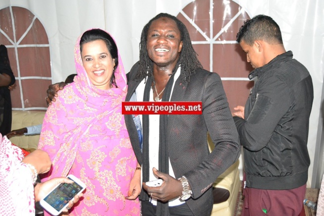 Pape Birahim pose avec une fans Mauritanienne.