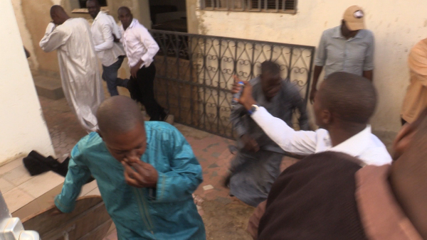 Affrontements de Bby à Thiès: Le frère de Abdou Mbow et son protagoniste placés en garde à vue. Affrontements de Bby à Thiès: Le frère de Abdou Mbow et son protagoniste placés en garde à vue.