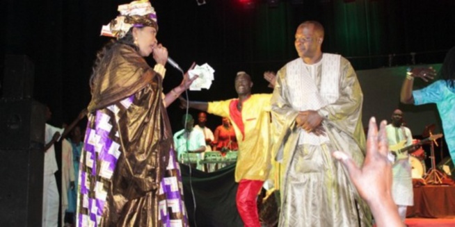 Doudou Ndiaye Mbengue "arrosé" de billets de banque à Sorano Doudou Ndiaye Mbengue "arrosé" de billets de banque à Sorano