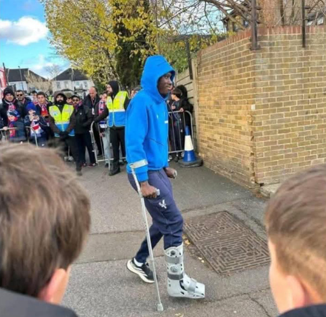 Blessure inquiétante : Ismaïla Sarr sort en attelle et en béquilles Blessure inquiétante : Ismaïla Sarr sort en attelle et en béquilles