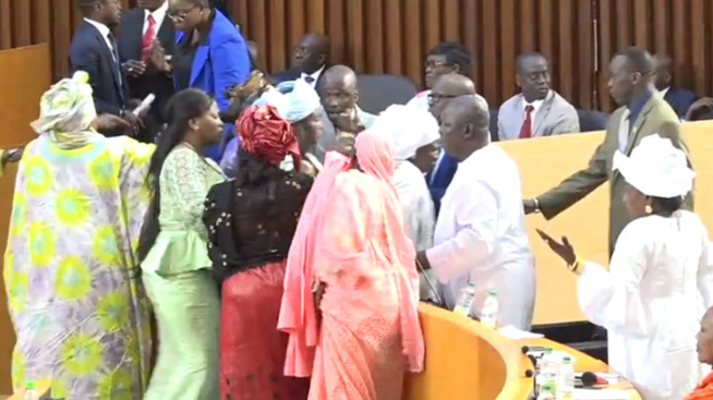 Assemblée nationale : une rixe entre députées Pastef après le vote du budget Assemblée nationale : une rixe entre députées Pastef après le vote du budget