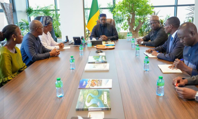 Le Premier ministre Ousmane Sonko a reçu une délégation sierra-léonaise, conduite par M. Edmond Nonie, ministre délégué à l’Énergie, ce mardi