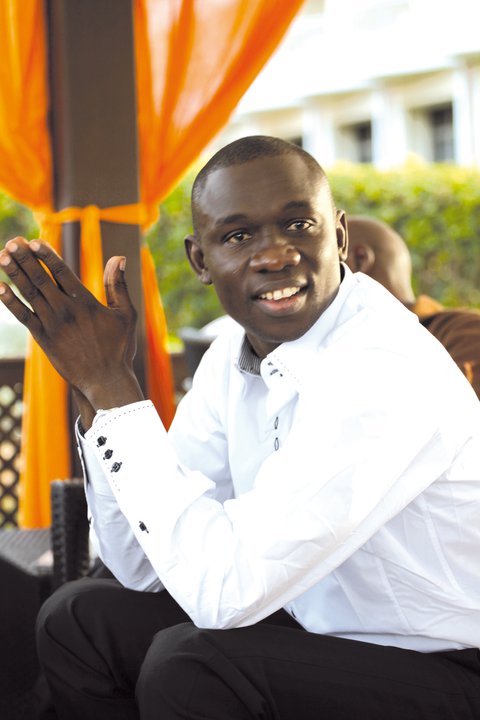 Pape Diouf, l’un des rares artistes qui savent jongler les mots pour nous offrir de belles mélodies Pape Diouf, l’un des rares artistes qui savent jongler les mots pour nous offrir de belles mélodies
