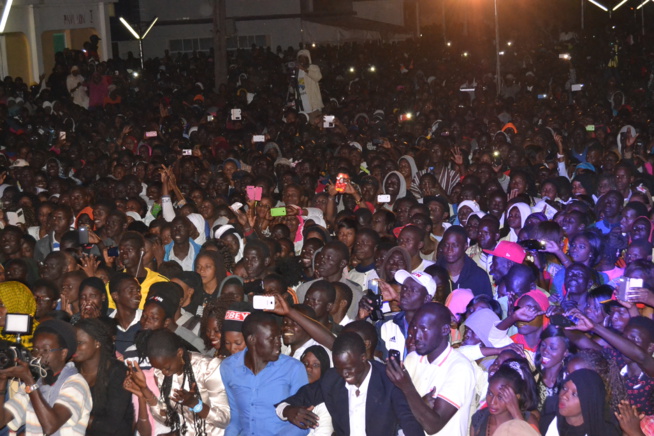 Concert explosif à la Cité Claudel Pape Diouf ravit la vedette et chauffe les étudiantes.