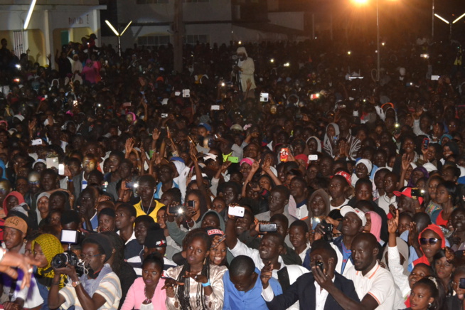 Concert explosif à la Cité Claudel Pape Diouf ravit la vedette et chauffe les étudiantes. Concert explosif à la Cité Claudel Pape Diouf ravit la vedette et chauffe les étudiantes.