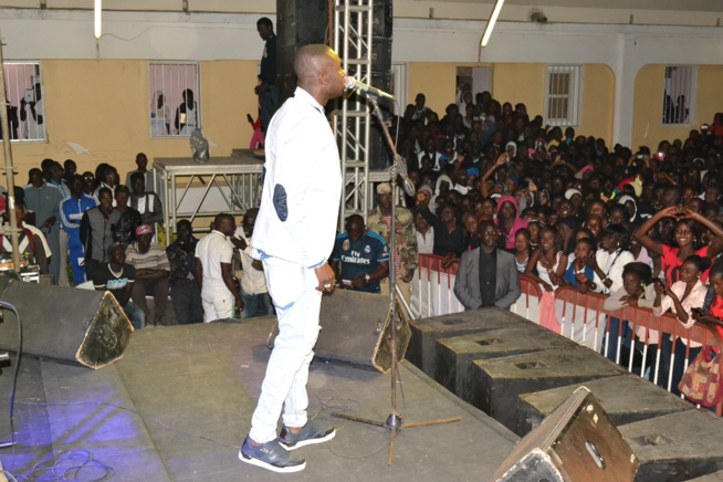 Concert explosif à la Cité Claudel Pape Diouf ravit la vedette et chauffe les étudiantes. Concert explosif à la Cité Claudel Pape Diouf ravit la vedette et chauffe les étudiantes.