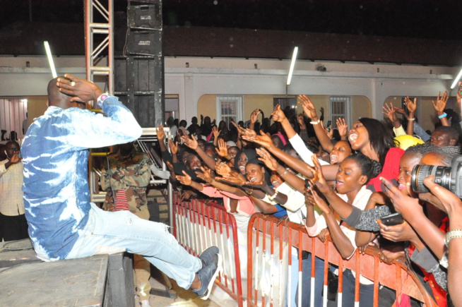 En intégralité du concert explosif de Pape Diouf chez les étudiantes de la cité Claudel. Regardez En intégralité du concert explosif de Pape Diouf chez les étudiantes de la cité Claudel. Regardez