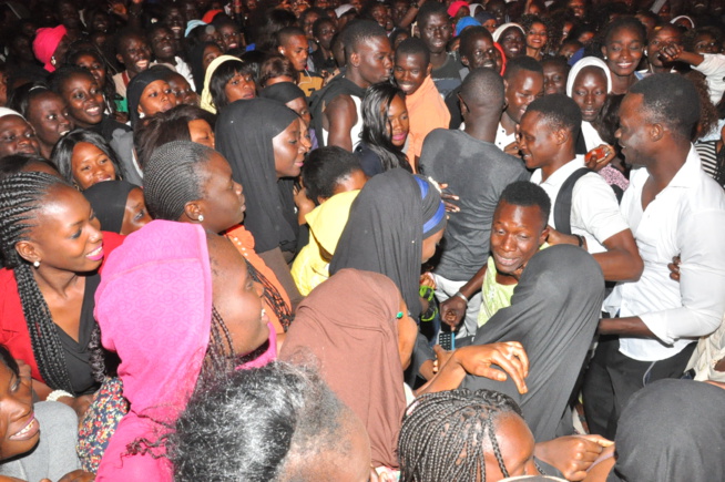 En intégralité du concert explosif de Pape Diouf chez les étudiantes de la cité Claudel. Regardez