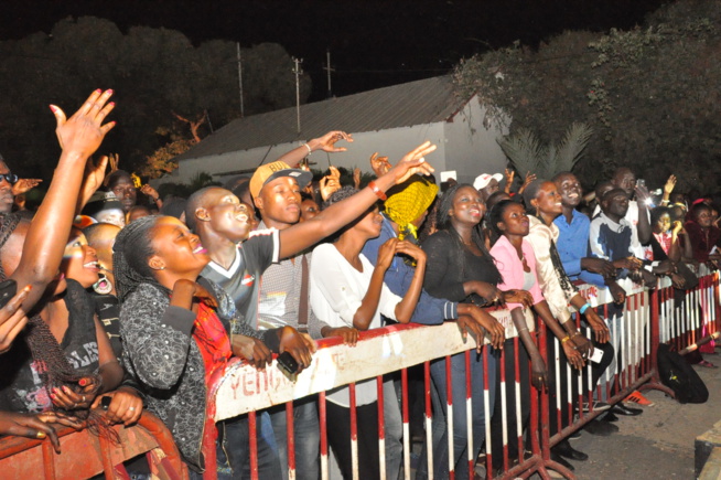 En intégralité du concert explosif de Pape Diouf chez les étudiantes de la cité Claudel. Regardez En intégralité du concert explosif de Pape Diouf chez les étudiantes de la cité Claudel. Regardez