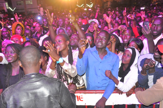 En intégralité du concert explosif de Pape Diouf chez les étudiantes de la cité Claudel. Regardez