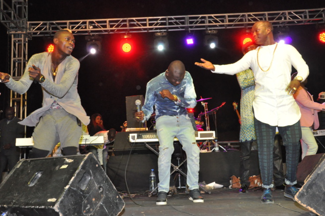 En intégralité du concert explosif de Pape Diouf chez les étudiantes de la cité Claudel. Regardez En intégralité du concert explosif de Pape Diouf chez les étudiantes de la cité Claudel. Regardez