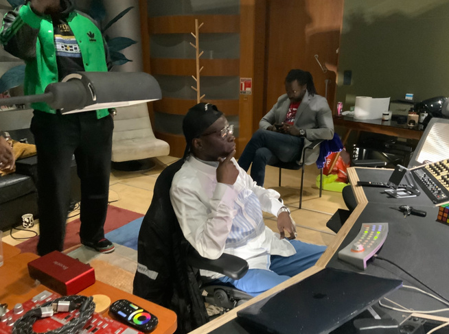 Dernier jour de studio avec Oumar Pène chez H24 à Paris. Dernier jour de studio avec Oumar Pène chez H24 à Paris.